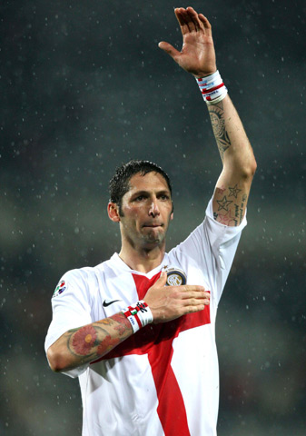 卡佩罗：阿莱格里让一支散乱的米兰具备争冠实力，但还少中锋（卡佩罗：阿莱格里将散乱的米兰打造成争冠之师，但仍缺中锋）