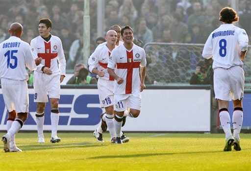 现场观看梅西杯，梅西与苏亚雷斯儿子本哈明一同观战（梅西携苏亚雷斯之子本哈明现身梅西杯看台）