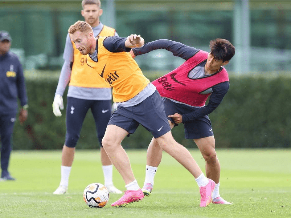 记者：申花队昨天傍晚抵达天津，出征的队伍中没有门将薛庆浩