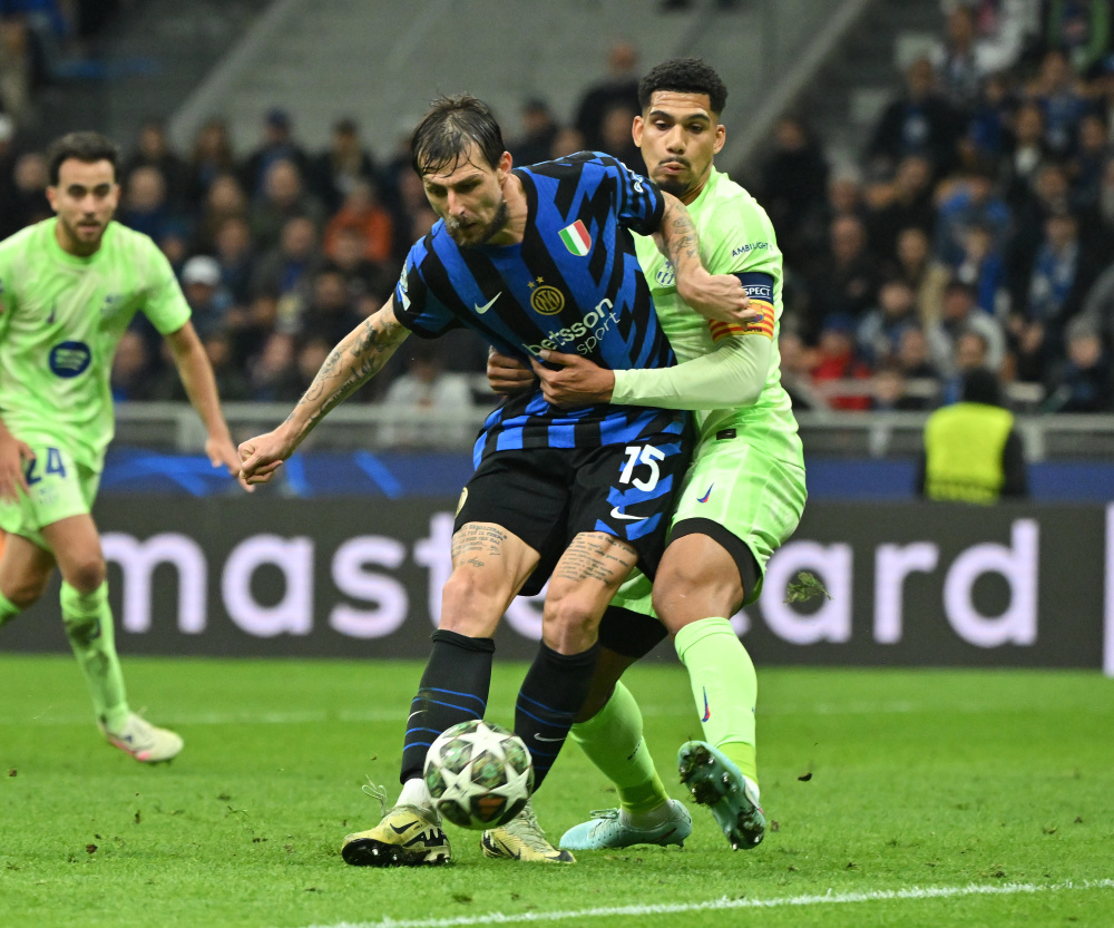 从手足无措到游刃有余，齐达内在公园学着踢毽子（齐达内公园练踢毽子：从手忙脚乱到驾轻就熟）