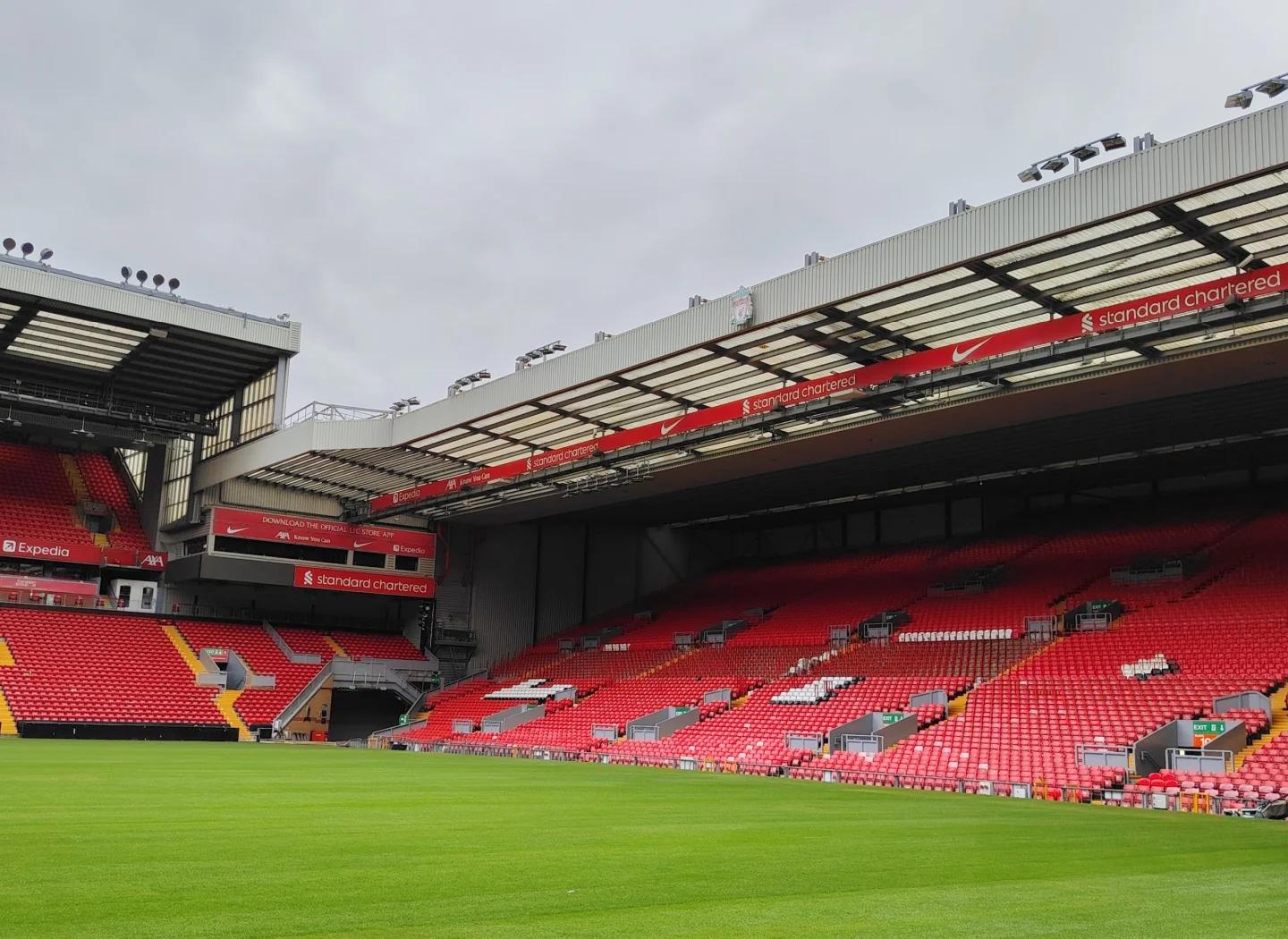 越来越大了，泰州高速口已经搭好巨幅“苏超”冠军标语（泰州高速口挂起巨幅“苏超”冠军标语，声势再升级）