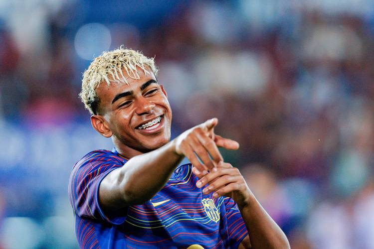 西班牙足协宣传反家暴：面对家庭暴力，直接出示红牌（西班牙足协发起反家暴倡议：对家庭暴力亮出红牌）