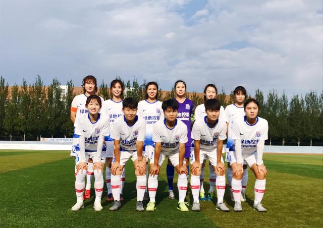 球员暖心动作感动全场（球员贴心举动温暖全场）