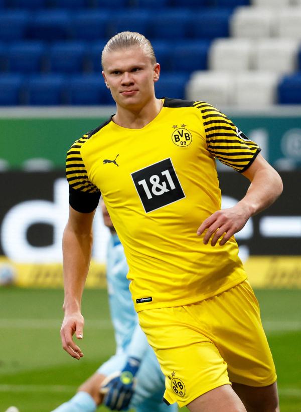 塞萨尔：齐沃为什么要换下博尼和泽林斯基？他俩明明表现最好（塞萨尔质疑齐沃换人：为何撤下博尼和泽林斯基？他们明明状态最佳）