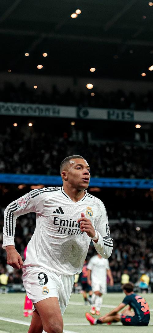 宝刀不老，齐达内在宇宙联赛中进球还送出一脚潇洒助攻（齐达内风采依旧，宇宙联赛破门并奉上潇洒助攻）