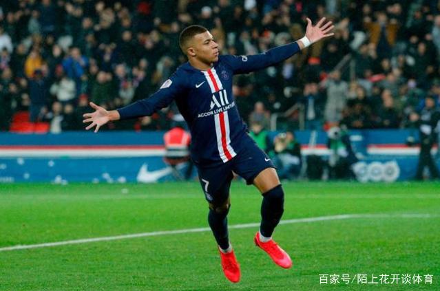 足球假动作心理博弈解析（足球假动作的心理攻防解读）