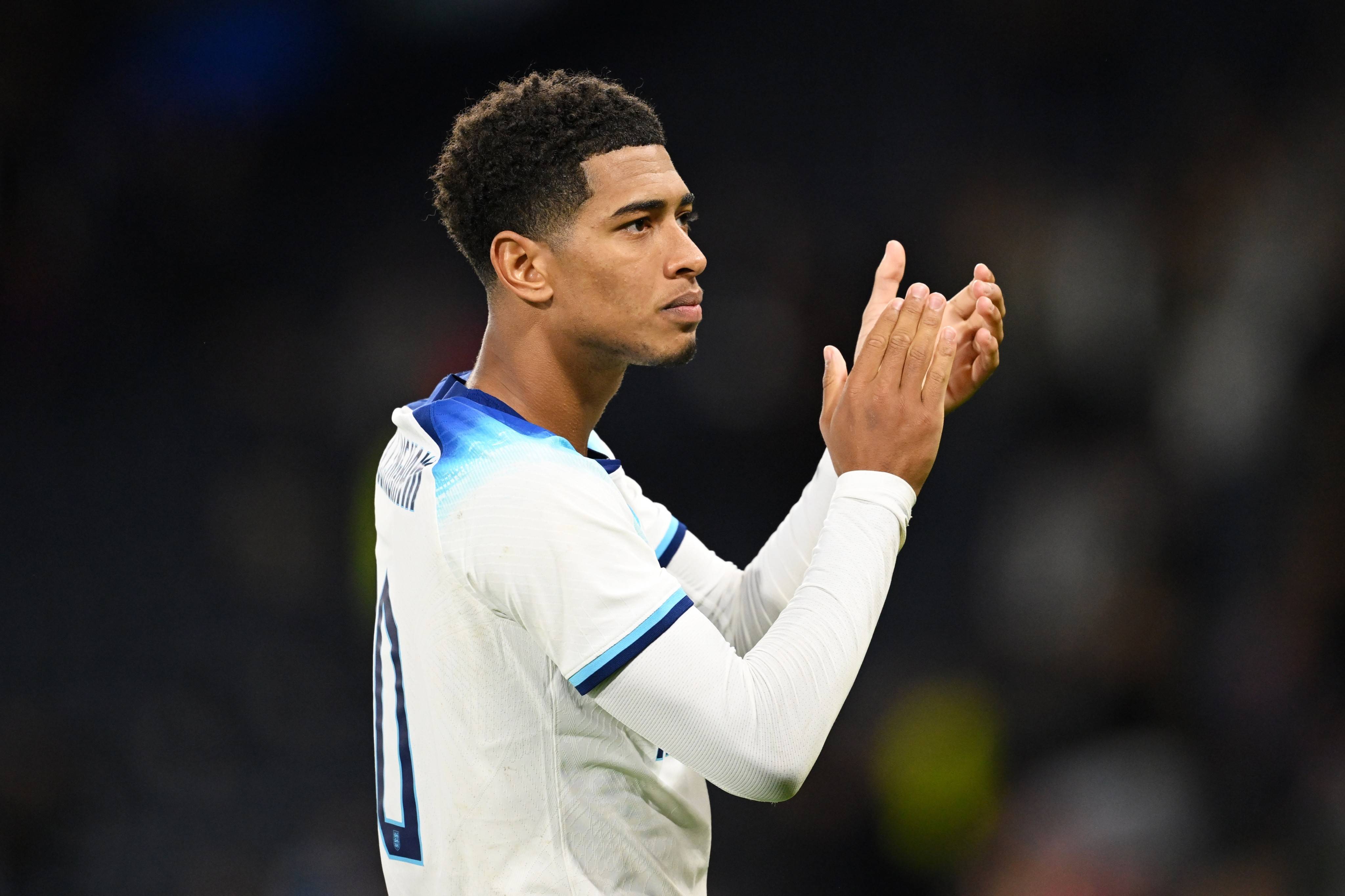 随迈阿密国际夺冠，德保罗赛后剪下主场球网留念（随国际迈阿密加冕冠军，德保罗赛后剪下主场球网作纪念）