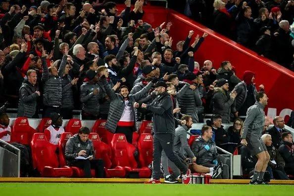 挑事？每日邮报称安东尼比赛中头槌犯规，逃过一张红牌（每日邮报：安东尼比赛中疑似头槌犯规，逃过红牌处罚）