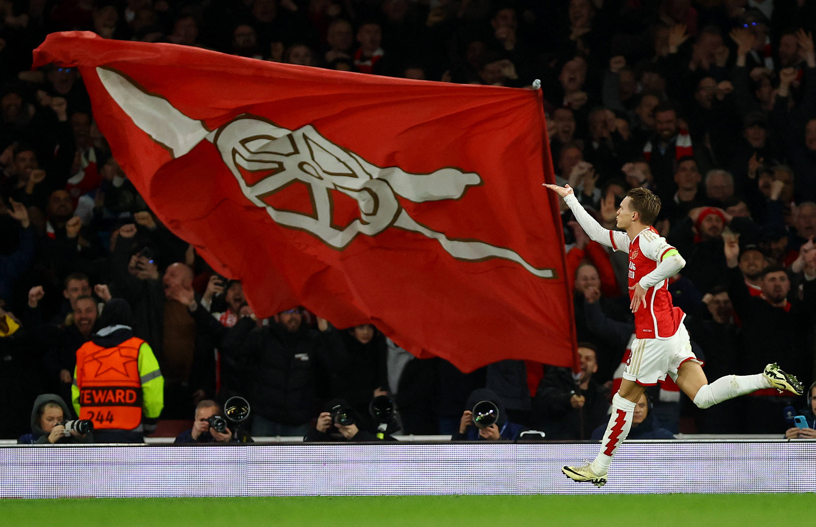 里德谈拜仁兴趣：队友会拿这事开玩笑，这不会分散我的注意力（里德谈拜仁传闻：队友拿来调侃，我的专注不受影响）