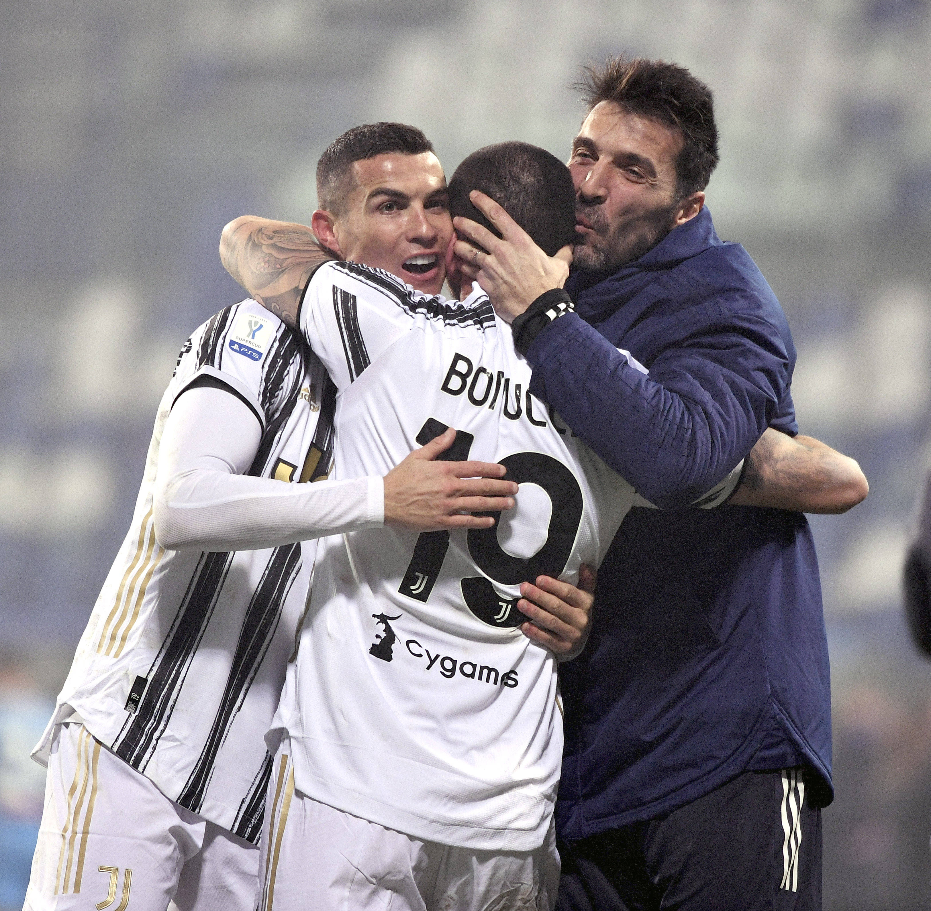 半场战报：博洛尼亚1-2克雷莫内塞，奥尔索利尼点射，瓦尔迪、帕耶罗破门（半场快讯：博洛尼亚1-2暂落后克雷莫内塞，奥尔索利尼点球命中，瓦尔迪与帕耶罗进球）