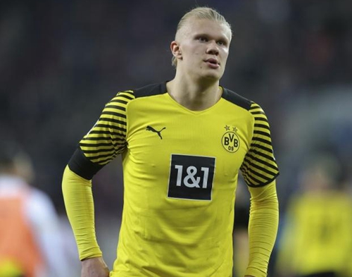 足球曝英超豪门盯上天才中卫，报价或破纪录（英超豪门相中天才中卫，转会报价或创纪录）