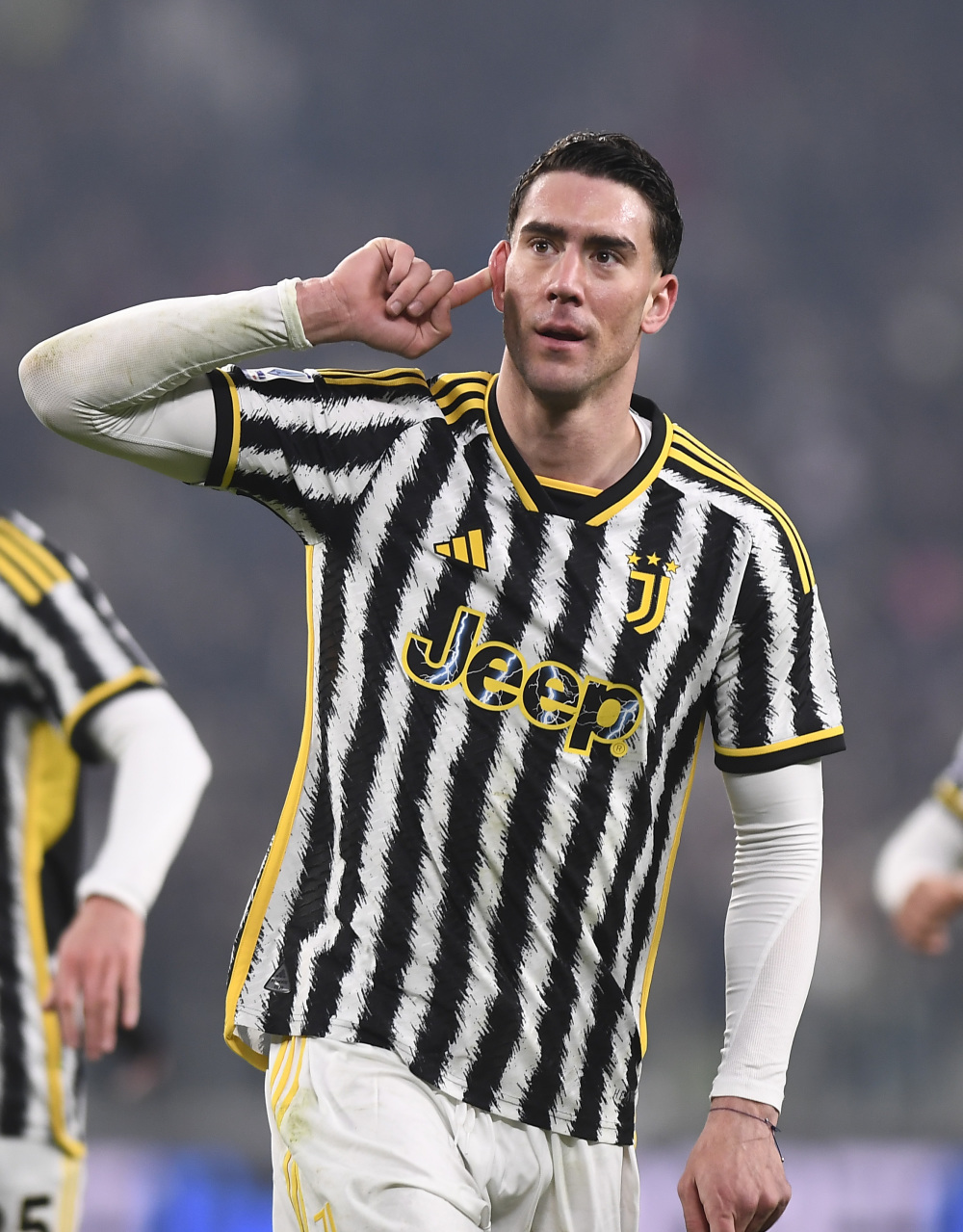 水晶宫与斯特拉斯堡赛前，维埃拉现身法国酒吧和球迷一起观战（水晶宫战斯特拉斯堡前，维埃拉现身法国酒吧与球迷同看比赛）