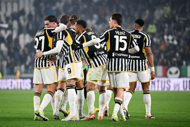 姆伯莫不想让曼联和喀麦隆起冲突，决定让二者商讨回国时间（为避免曼联与喀麦隆冲突，姆伯莫决定由双方协商回国时间）