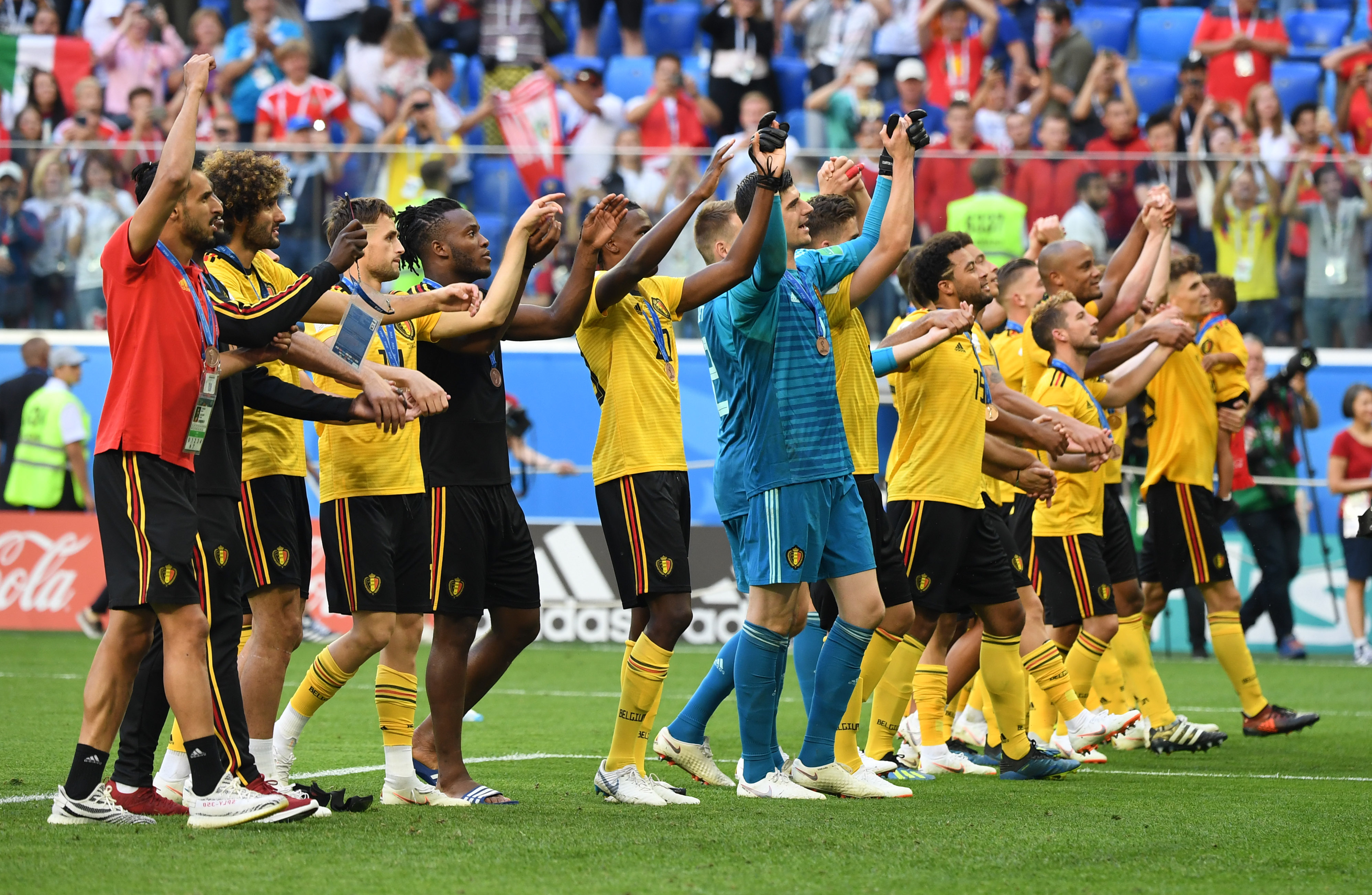 利物浦主场迎战布莱顿，两队战意高昂，利物浦凭借主场优势和阵容完整度有望取胜。（利物浦主场对阵布莱顿，双方斗志旺盛，红军凭主场与人员齐整更有胜算）