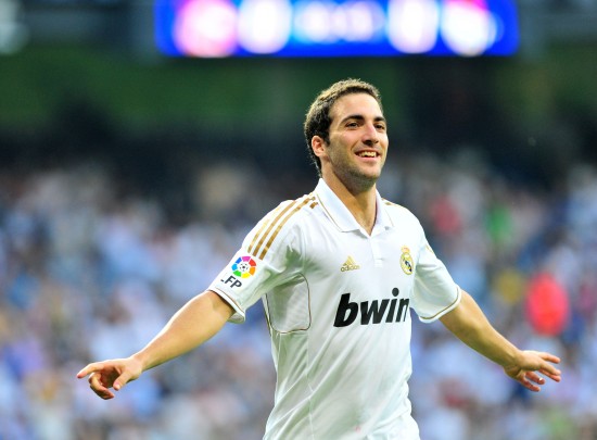 不可阻挡与不可动摇：库尔图瓦与姆巴佩带领皇马前行（势不可挡、稳如磐石：库尔图瓦与姆巴佩领航皇马）